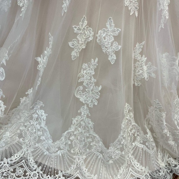 Beautiful Wedding Gown - Picture 12 of 13